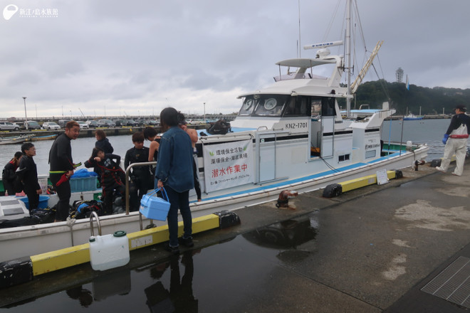 港に着いたら潜水器材を準備し、船に積み込みます