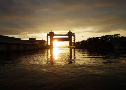 沼津港の水門に沈む夕日