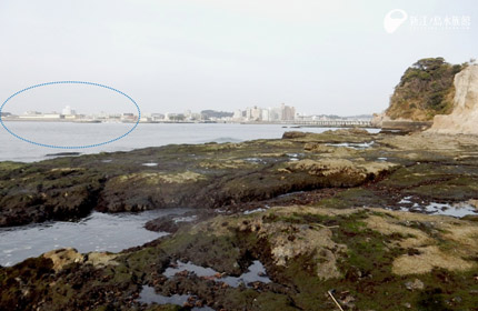 江の島北西岸。写真左上に水族館が見えます。