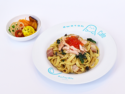 いくらと鮭のクリームパスタ(サラダ付き)